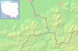 Mapa konturowa Beskidu Śląskiego, po lewej nieco na dole znajduje się owalna plamka nieco zaostrzona i wystająca na lewo w swoim dolnym rogu z opisem „Zbiornik wodny Šance”