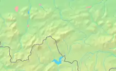 Mapa Beskidu Żywieckiego, Małego i Makowskiego z zaznaczoną granicą Polski, blisko centrum po lewej na dole znajduje się punkt z opisem „Lokalizacja dawnego schroniska”