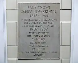 Kamienna tablica umieszczona na ścianie budynku. Wyryty napis: Faustynowi Czerwijowskiemu 1873-1944 Pierwszemu dyrektorowi biblioteki publicznej m.st. Warszawy w latach 1907–1937 Współtwórcy bibliotekarstwa w Polsce, działaczowi, wychowawcy, patriocie w roku jubileuszowym biblioteki. Na dole data cyframi rzymskimi 1957