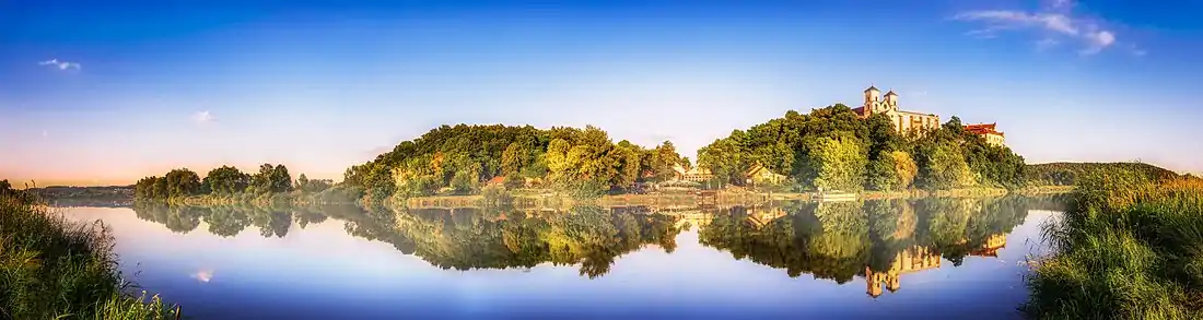 Winnica i Wzgórze Klasztorne. Panorama widokowa zza Wisły