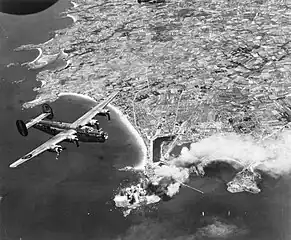 Amerykański nalot bombowy na okupowane przez Niemców St Malo w 1944 r.