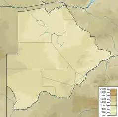 Mapa konturowa Botswany, blisko centrum u góry znajduje się owalna plamka nieco zaostrzona i wystająca na lewo w swoim dolnym rogu z opisem „Makgadikgadi”