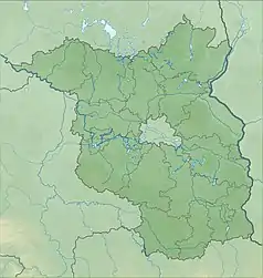 Mapa konturowa Brandenburgii, po prawej znajduje się owalna plamka nieco zaostrzona i wystająca na lewo w swoim dolnym rogu z opisem „Großer Kliestower See”