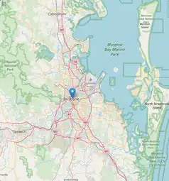 Mapa konturowa Brisbane, w centrum znajduje się punkt z opisem „BNE”