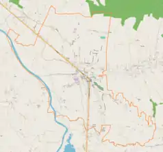 Mapa konturowa Brzostku, w centrum znajduje się punkt z opisem „Brzostek, cmentarz wojenny nr 225”