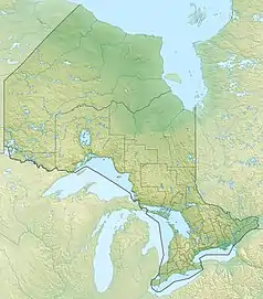 Mapa konturowa Ontario, na dole nieco na prawo znajduje się owalna plamka nieco zaostrzona i wystająca na lewo w swoim dolnym rogu z opisem „Georgian Bay”