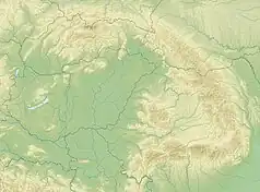 Mapa konturowa Karpat, blisko górnej krawiędzi po lewej znajduje się owalna plamka nieco zaostrzona i wystająca na lewo w swoim dolnym rogu z opisem „Zbiornik wodny Šance”