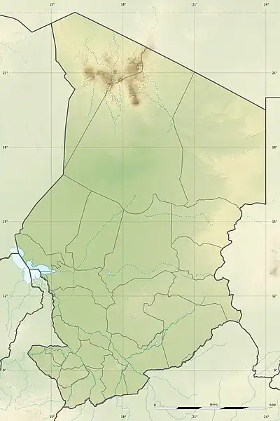 Mapa konturowa Czadu, blisko centrum po lewej na dole znajduje się owalna plamka nieco zaostrzona i wystająca na lewo w swoim dolnym rogu z opisem „Jezioro Fitri”