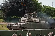 Challenger 2 z dodatkowymi panelami pancerza reaktywnego na bokach kadłuba