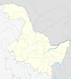 Mapa konturowa Heilongjiangu, po lewej nieco na dole znajduje się punkt z opisem „Qiqihar”