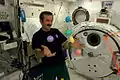 Chris Hadfield podczas zabawy z jajkami wielkanocnymi w module Kibō