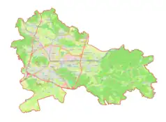 Mapa konturowa gminy miejskiej Lublana, blisko centrum na lewo znajduje się punkt z opisem „Biblioteka Narodowa i Uniwersytecka w Lublanie”