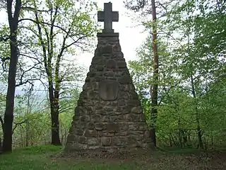 Obelisk przed bramą cmentarza