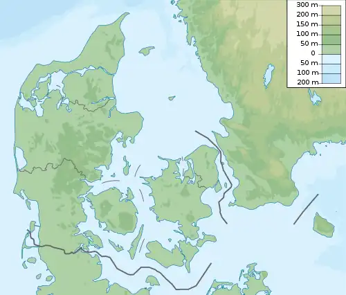 Mapa konturowa Danii, blisko prawej krawiędzi na dole znajduje się punkt z opisem „Christiansø”