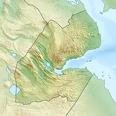 Mapa konturowa Dżibuti, w centrum znajduje się owalna plamka nieco zaostrzona i wystająca na lewo w swoim dolnym rogu z opisem „Asal”