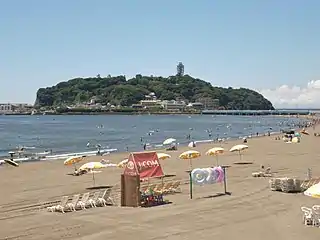 Enoshima widziana z plaży