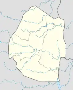 Mapa konturowa Eswatini, blisko centrum na lewo znajduje się punkt z opisem „Somhlolo National Stadium”