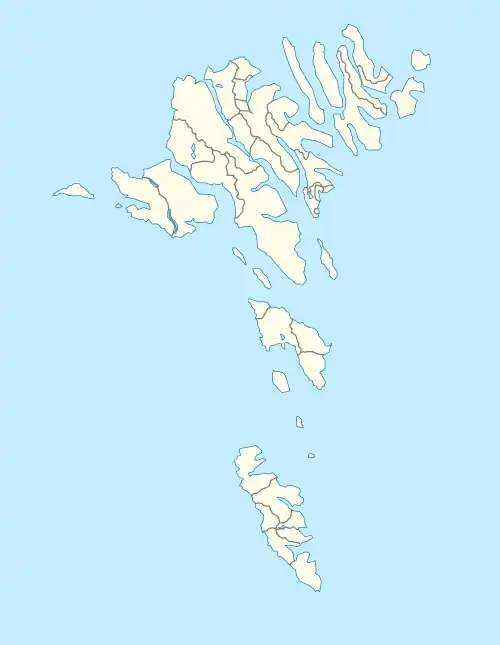 Mapa konturowa Wysp Owczych, u góry znajduje się punkt z opisem „Í Fløtugerði”