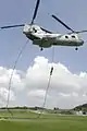 Amerykański żołnierz Piechoty Morskiej opuszcza śmigłowiec CH-46E Sea Knight stosując technikę fast rope