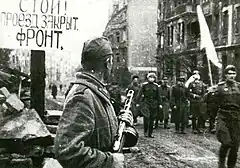 Parlamentariusze niemieccy (z przepaskami na oczach) w towarzystwie żołnierzy radzieckich przed kapitulacją Festung Breslau 6 maja 1945