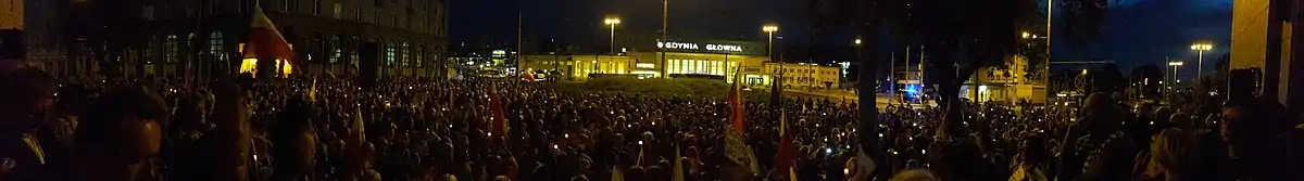 „Łańcuch światła” – protest obywatelski „w obronie sądów”, 22 lipca 2017, Plac Konstytucji przed Sądem Rejonowym w Gdyni