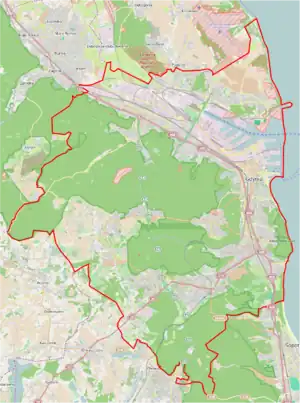 Mapa konturowa Gdyni, na dole po prawej znajduje się punkt z opisem „źródło”, natomiast blisko prawej krawiędzi nieco na dole znajduje się punkt z opisem „ujście”