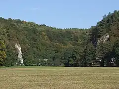 Golanka (po lewej stronie) i Grzybowa tworzące bramę skalną