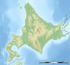 Mapa konturowa Hokkaido, na dole po lewej znajduje się czarny trójkącik z opisem „Usu”