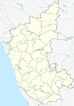 Mapa konturowa Karnataki, na dole nieco na prawo znajduje się punkt z opisem „Tumkur”