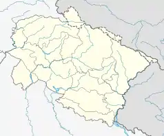 Mapa konturowa Uttarakhandu, blisko centrum na prawo u góry znajduje się czarny trójkącik z opisem „Changabang”