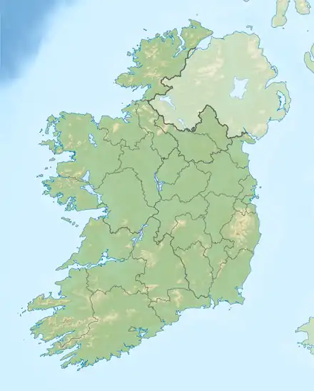 Mapa konturowa Irlandii, po lewej znajduje się punkt z opisem „Inis OírrInis OirthirInis Thiar”