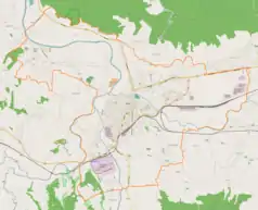 Mapa konturowa Jasła, w centrum znajduje się punkt z opisem „Pałac Sroczyńskich”