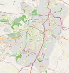 Mapa konturowa Jerozolimy, blisko centrum u góry znajduje się punkt z opisem „Międzynarodowe Centrum Kongresowe”