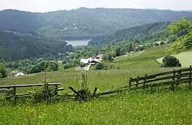 Jezioro Czerniańskie, nad nim Szarcula, przełęcz Szarcula i Kubalonka