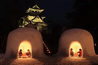 Domki ze śniegu (kamakura) w czasie festiwalu zimy w Yokote (prefektura Akita) u stóp zamku