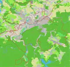 Mapa konturowa Karlowych Warów, blisko centrum u góry znajduje się punkt z opisem „Karlovy Vary”