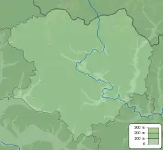 Mapa konturowa obwodu charkowskiego, po prawej znajduje się owalna plamka nieco zaostrzona i wystająca na lewo w swoim dolnym rogu z opisem „Zbiornik Oskolski”