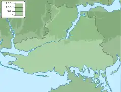 Mapa konturowa obwodu chersońskiego, blisko górnej krawiędzi nieco na prawo znajduje się owalna plamka nieco zaostrzona i wystająca na lewo w swoim dolnym rogu z opisem „Zbiornik Kachowski”