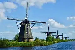 Wiatraki polderowe typu holenderskiego w Kinderdijk.