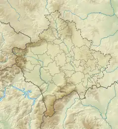 Mapa konturowa Kosowa, blisko centrum na prawo znajduje się punkt z opisem „źródło”, natomiast u góry znajduje się punkt z opisem „ujście”