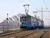 Osiedle widziane z wiaduktu nad ul. Armii Krajowej, trójskład wagonów 105Na obsługujący linię tramwajową łączącą osiedle z centrum Krakowa (2010)