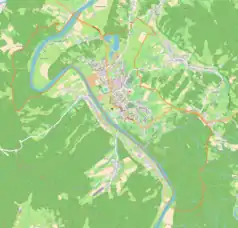 Mapa konturowa Leska, blisko centrum u góry znajduje się ikonka zamku z wieżą z opisem „Lesko, zamek”