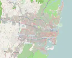 Mapa konturowa Sydney, blisko dolnej krawiędzi nieco na prawo znajduje się punkt z opisem „Bundeena”