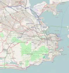 Mapa konturowa Rio de Janeiro, blisko centrum na prawo znajduje się punkt z opisem „Muzeum Narodowe Brazylii”