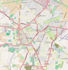 Mapa konturowa Cambridge, po lewej nieco na dole znajduje się punkt z opisem „Wolfson College”