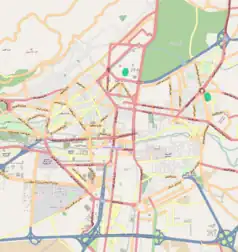 Mapa konturowa Damaszku, blisko centrum na lewo znajduje się punkt z opisem „Ambasada Rzeczypospolitej Polskiej w Damaszku”