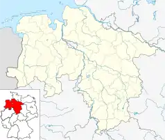 Mapa konturowa Dolnej Saksonii, blisko górnej krawiędzi znajduje się punkt z opisem „Cuxhaven”