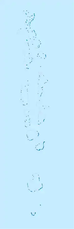Mapa konturowa Malediwów, blisko centrum u góry znajduje się punkt z opisem „Malé”, natomiast blisko dolnej krawiędzi znajduje się punkt z opisem „Addu”