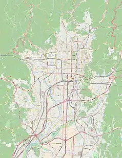 Mapa konturowa Kioto, blisko centrum na lewo u góry znajduje się punkt z opisem „Ryōan-ji”