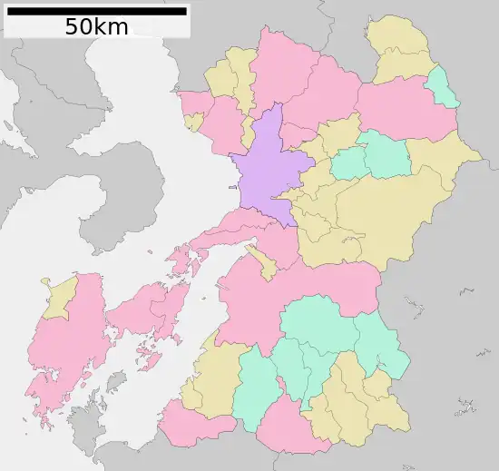 Mapa konturowa prefektury Kumamoto, blisko centrum po lewej na dole znajduje się punkt z opisem „Kami-Amakusa”